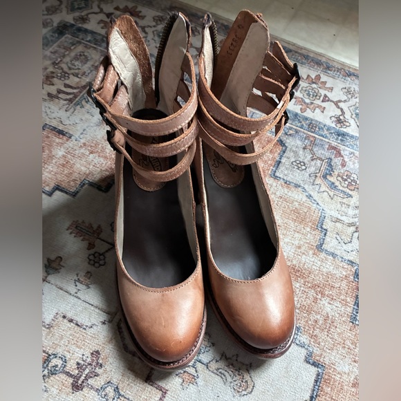 Freebird Randi Tan Leather Heels with Triple Strap - Picture 4 of 9